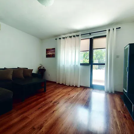 Apartament Yanevi